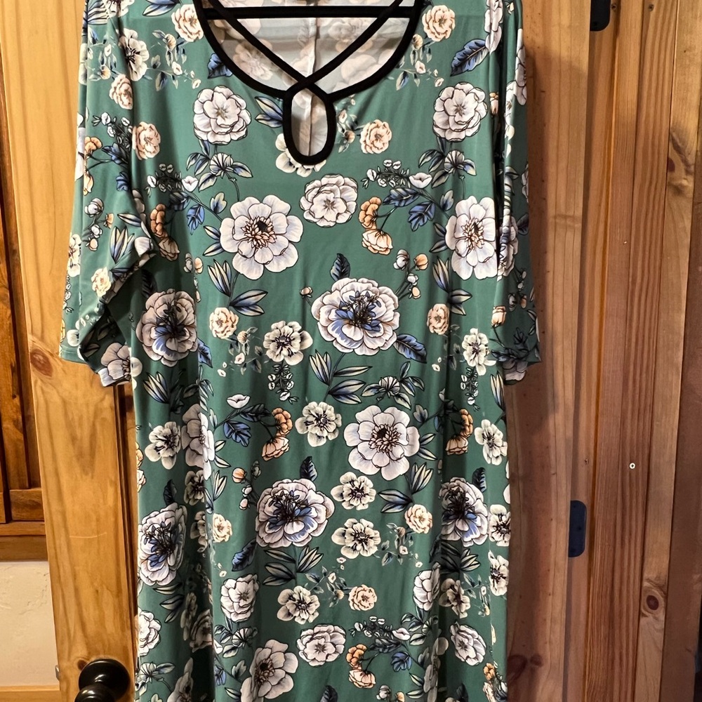 Chic Floral Midi Dress in Green